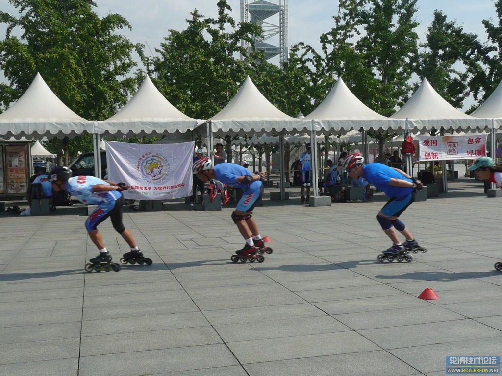 Chinese senior citizens are skating around the world 