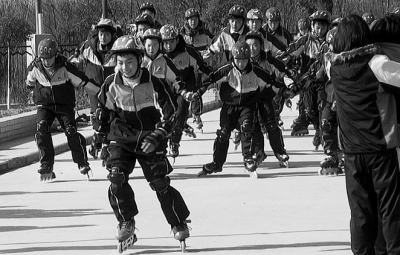 武汉中学体育课"不缩水" 校长买轮滑请学生玩
