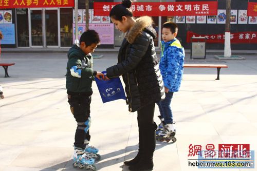 邯郸一社区举办“交通鑫港杯”少年轮滑公益活动