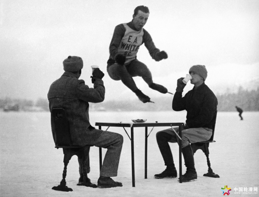 速滑运动员在1924年的首届冬奥会上的即兴跳跃