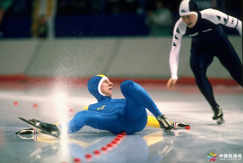 Joakim Karlberg of Sweden falls as Andrey Bobrov of the USSR skates past during .jpg