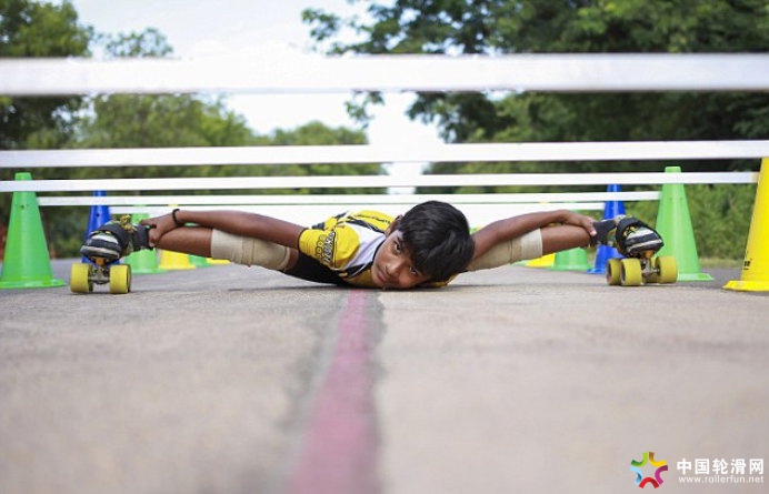 印度8岁男孩倒退轮滑穿过53辆车底