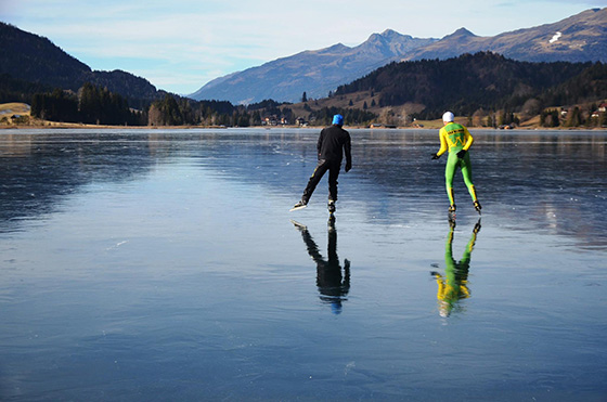 2015年12月19日奥地利魏森湖的第一批滑冰爱好者上冰了。
