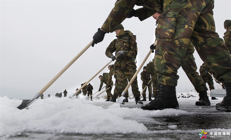中国城管往冰上洒沙子，荷兰国防军铲雪为老百姓修冰场