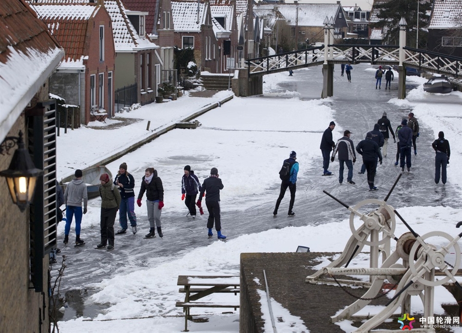 冬天的荷兰村镇，不会滑冰都出不了家门。