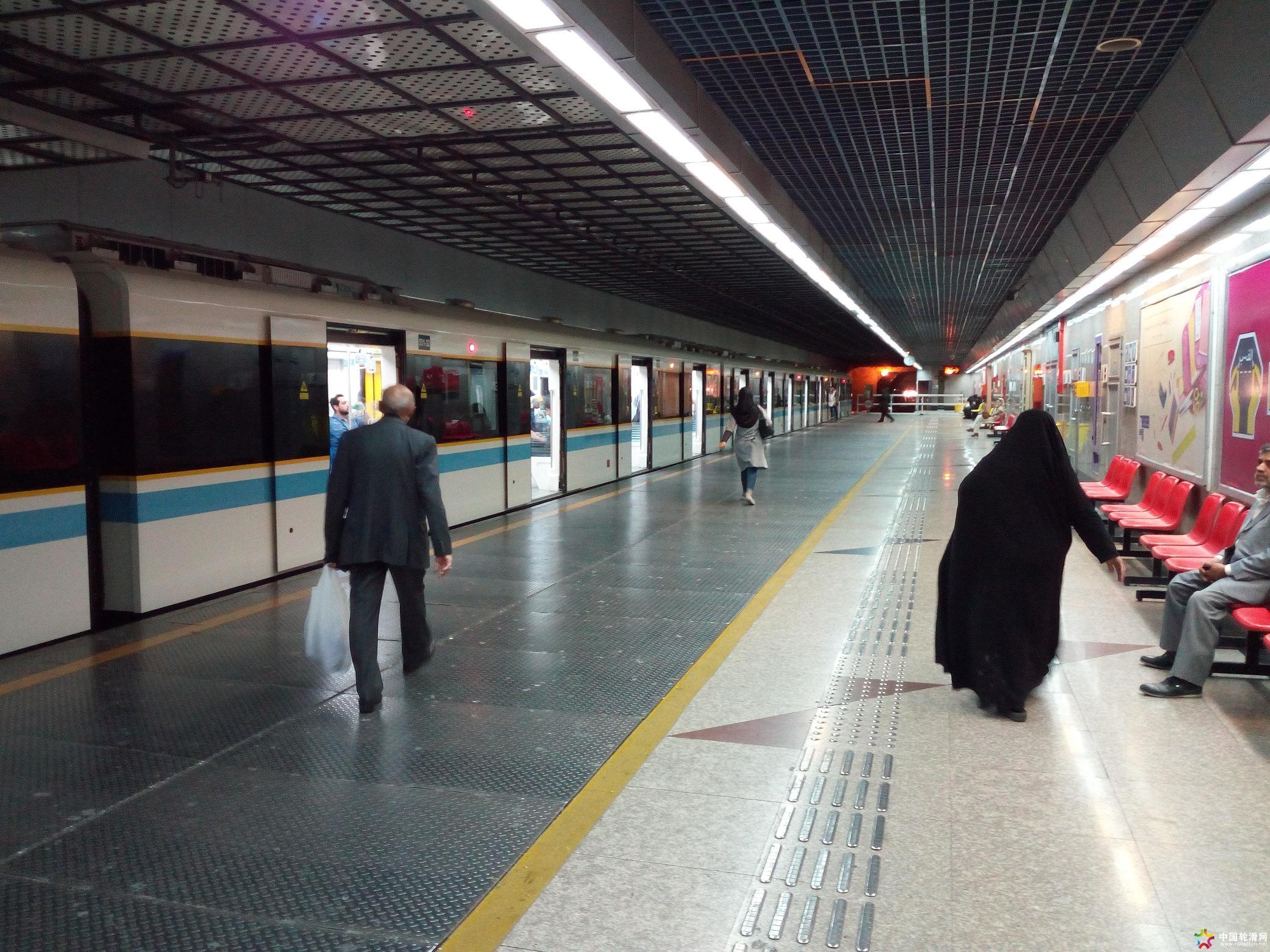 德黑兰地铁1号延长线的宽阔站台