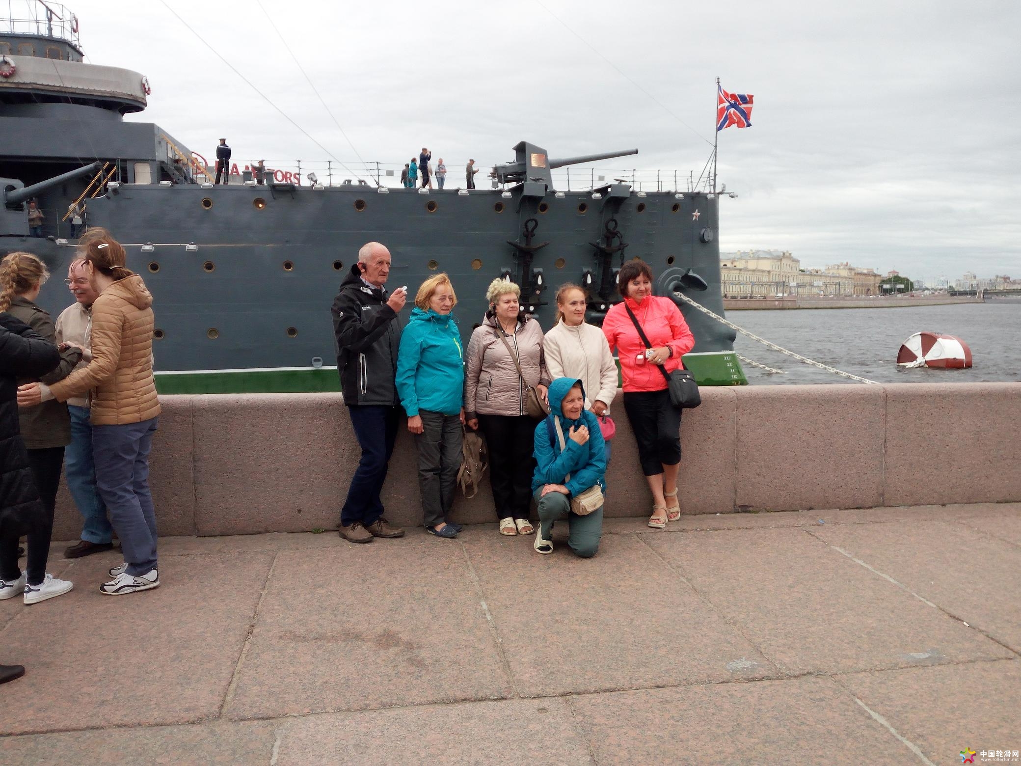 游客在圣彼得堡阿芙乐尔号巡洋舰前留影