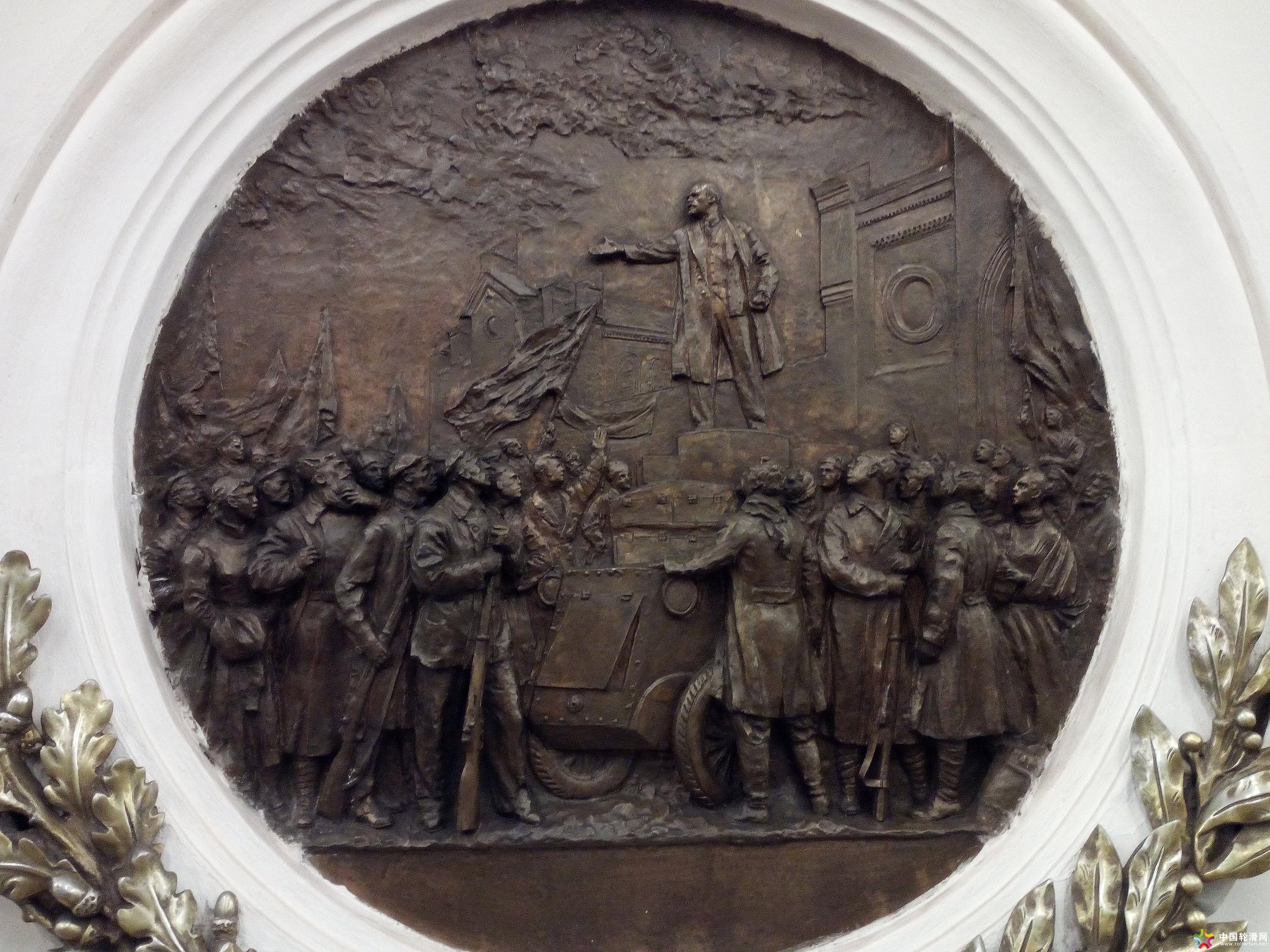 圣彼得堡地铁站里纪念十月革命的雕塑