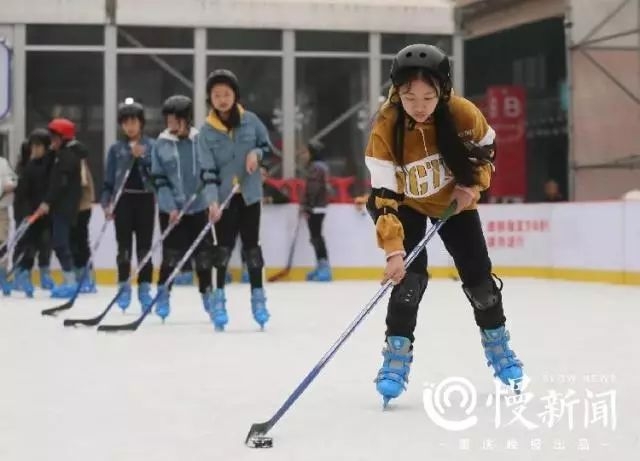 轮滑故事︱重庆首个女子轮滑冰球队来了