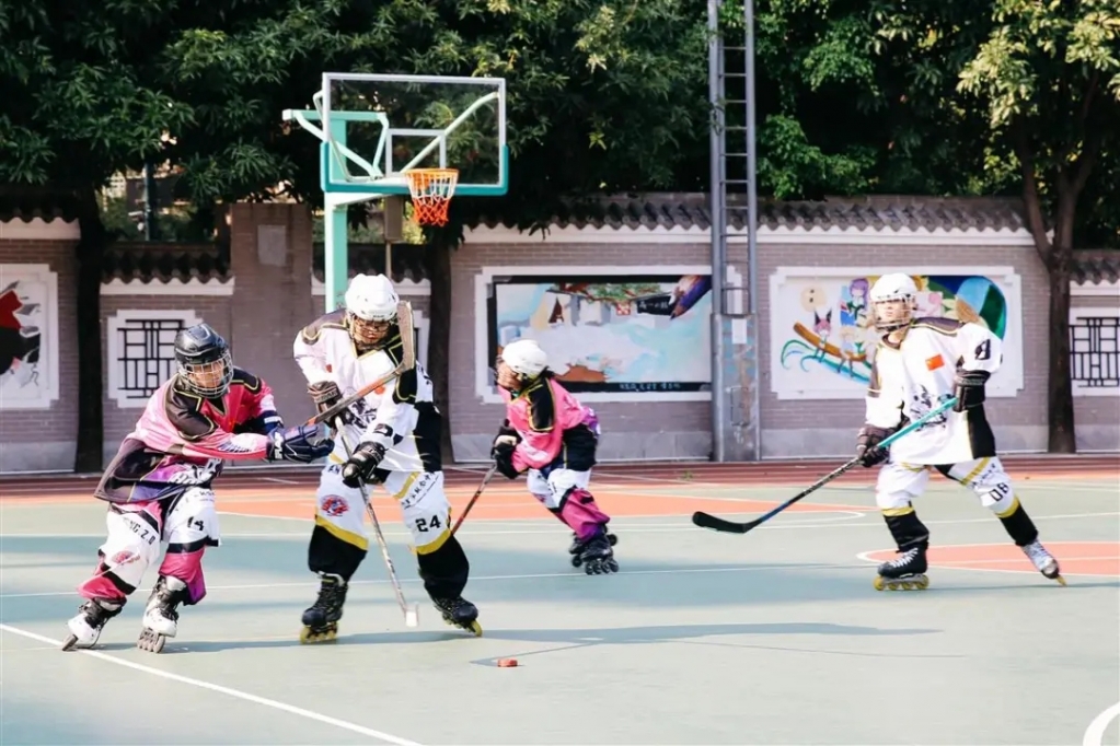 广州校园掀起“轮滑冰球热”