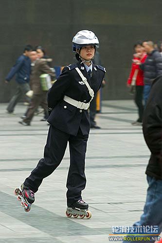 重庆警花轮滑执勤成独特风景