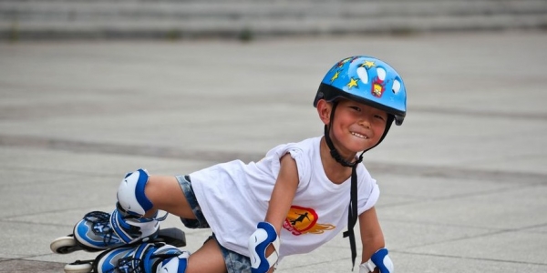 玩轮滑孩子摔断腿多不少伤势严重必须手术治疗
