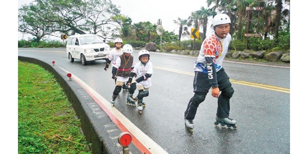 香港轮滑爱好者轮滑游台湾撞车身亡